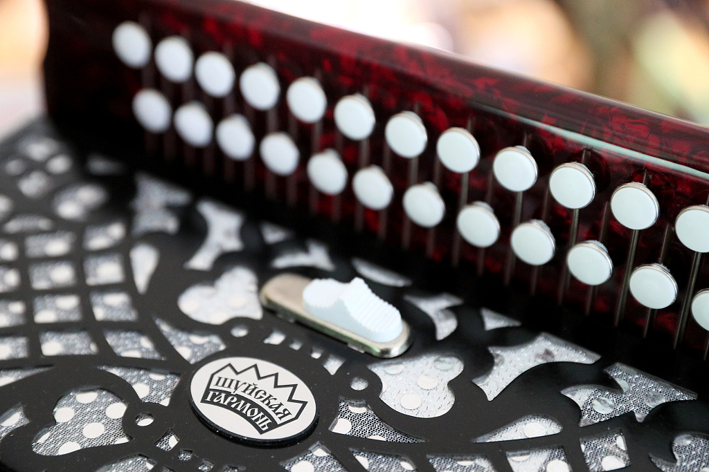 弦間木語(yǔ) 實(shí)拍俄羅斯古老樂(lè)器廠，聆聽(tīng)工匠指尖傳承的百年回響